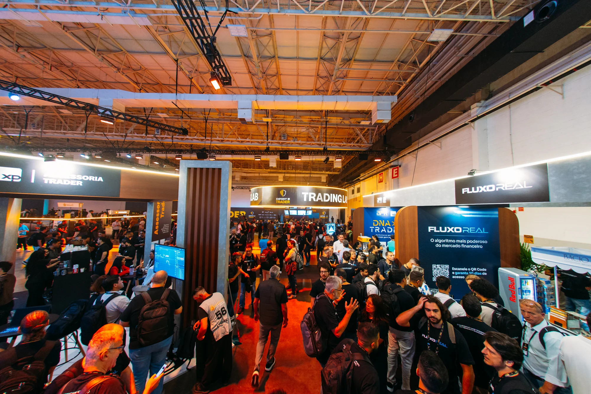 Vista elevada dos corredores da expo e dos espaços de ativação do Expert Trader