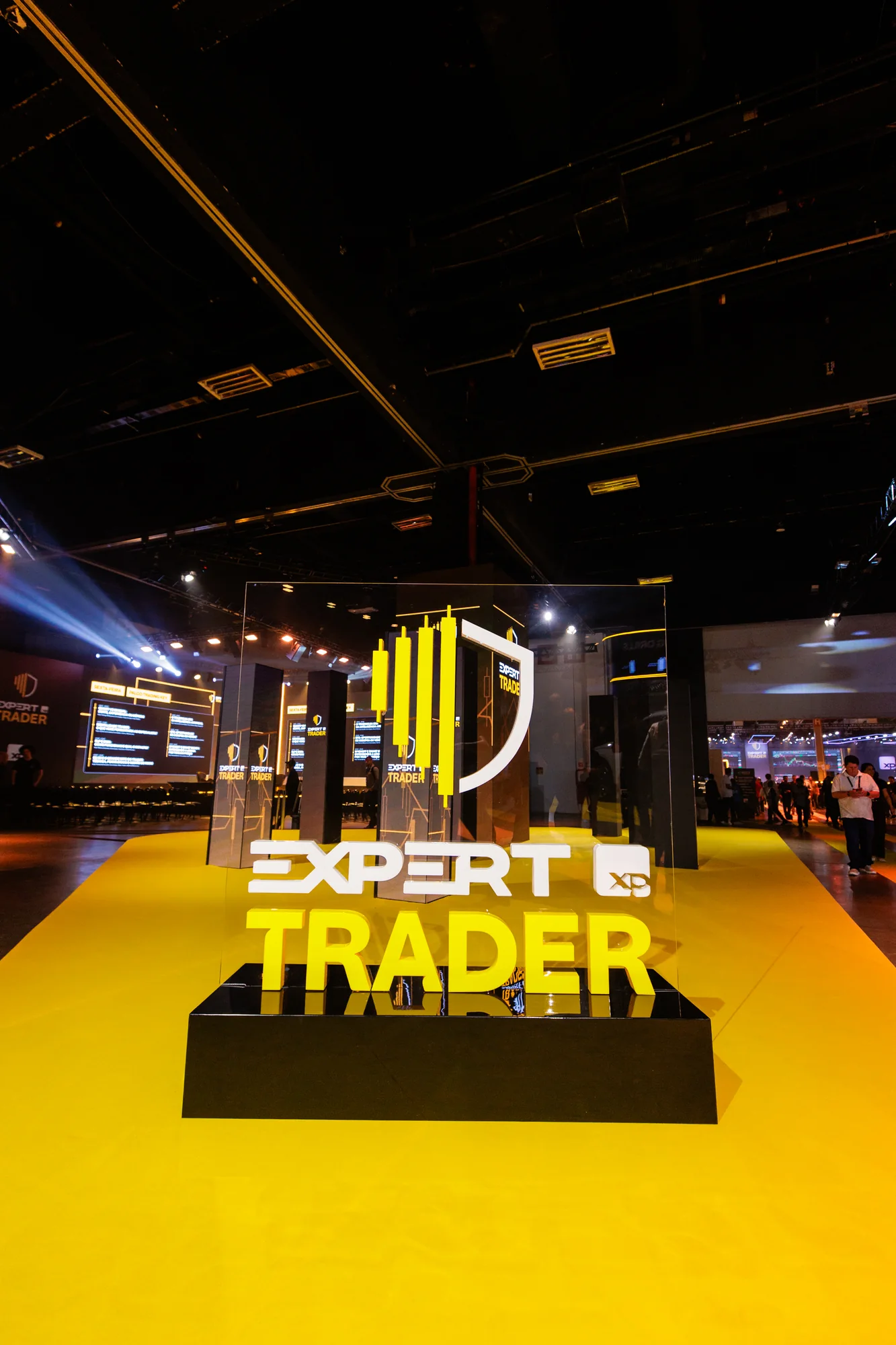 Escultura tridimensional com a marca XP Expert Trader no espaço do evento