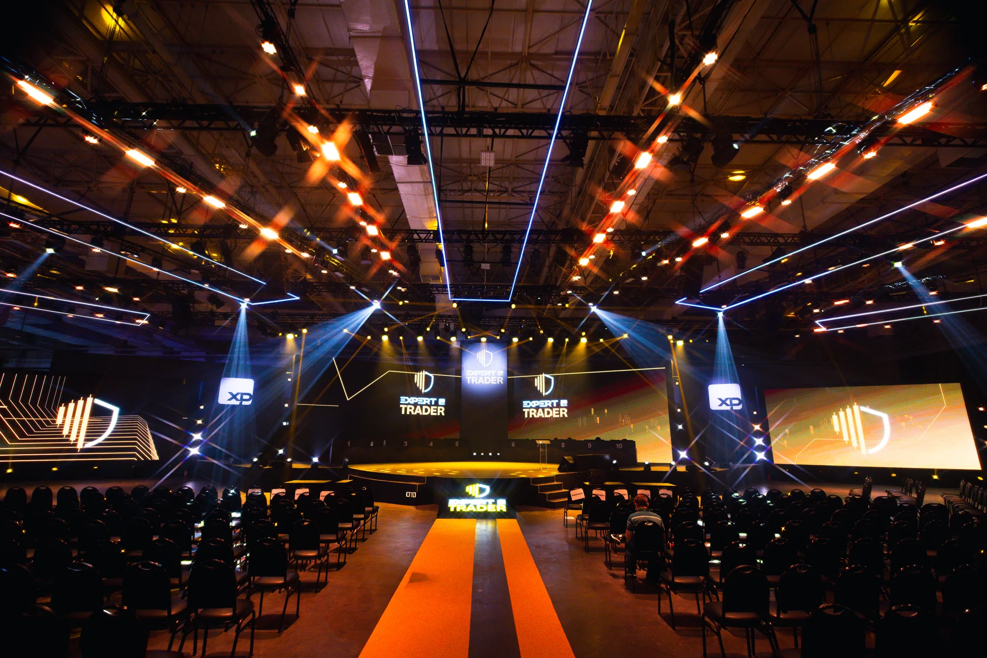 Palco principal do XP Expert Trader com feixes de luz