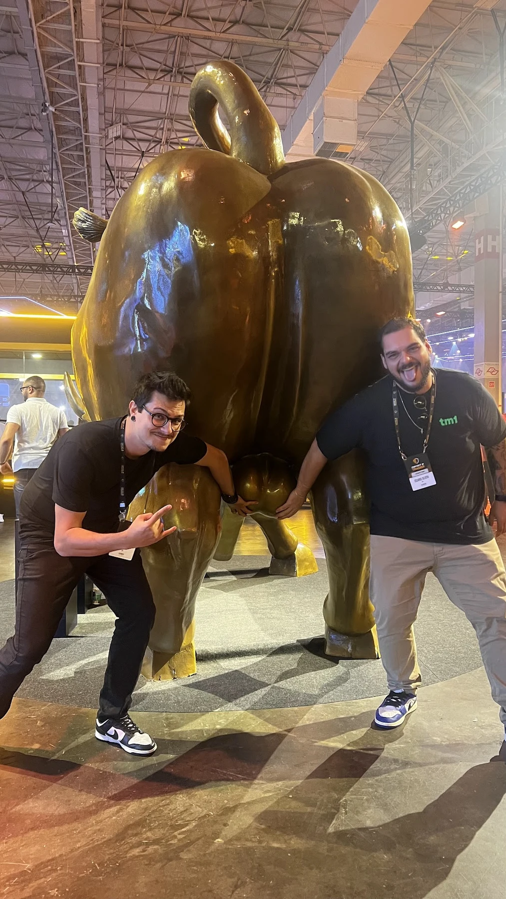 Marcelo Benucci e Eduardo Silveira brincando junto ao touro dourado no evento