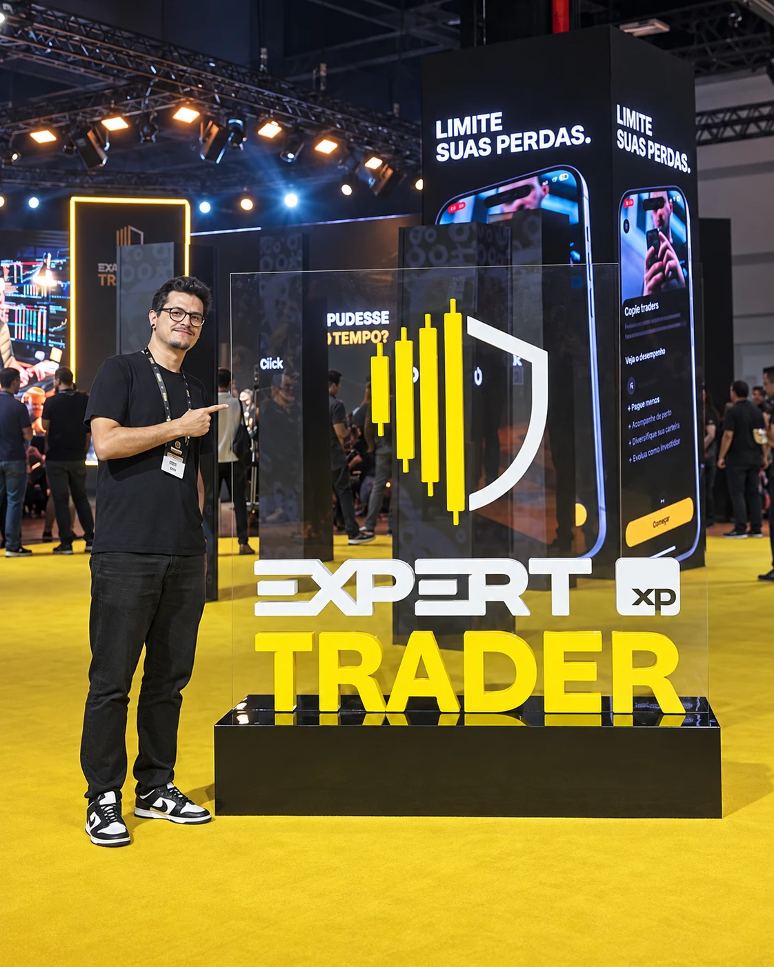 Marcelo Benucci ao lado do letreiro tridimensional Expert Trader XP no evento