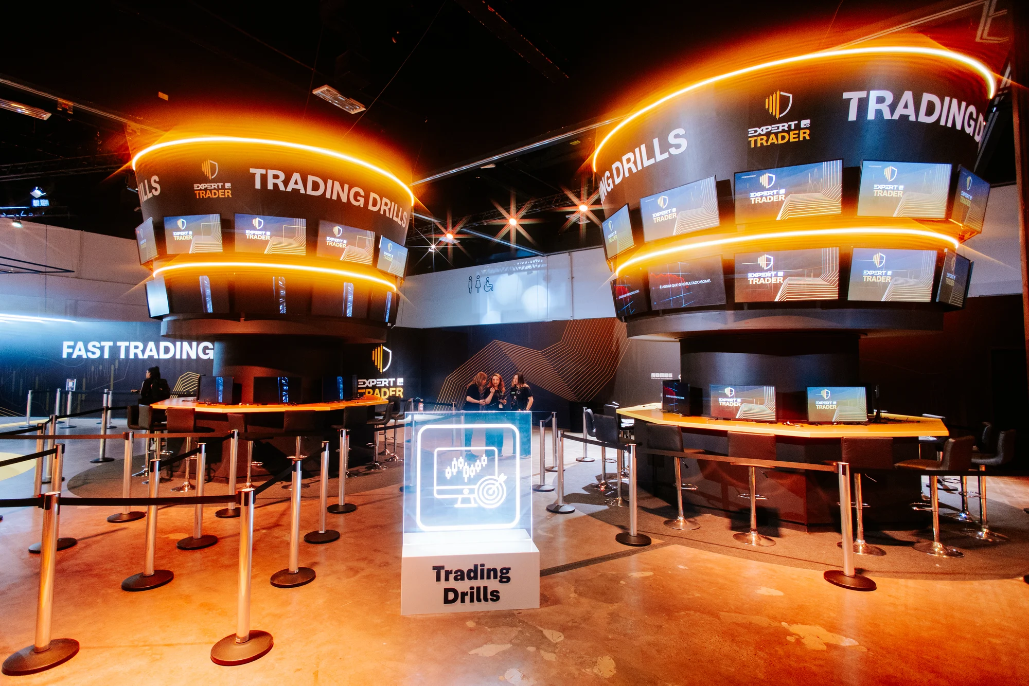 Estações Trading Drills e Fast Trading preparadas antes da abertura, com anéis luminosos e acessos demarcados