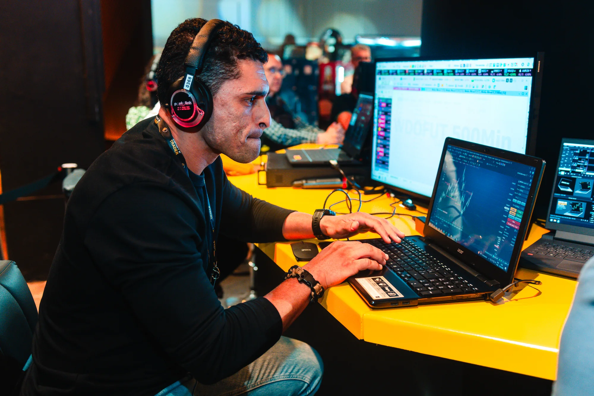Participante concentrado em uma plataforma de trading