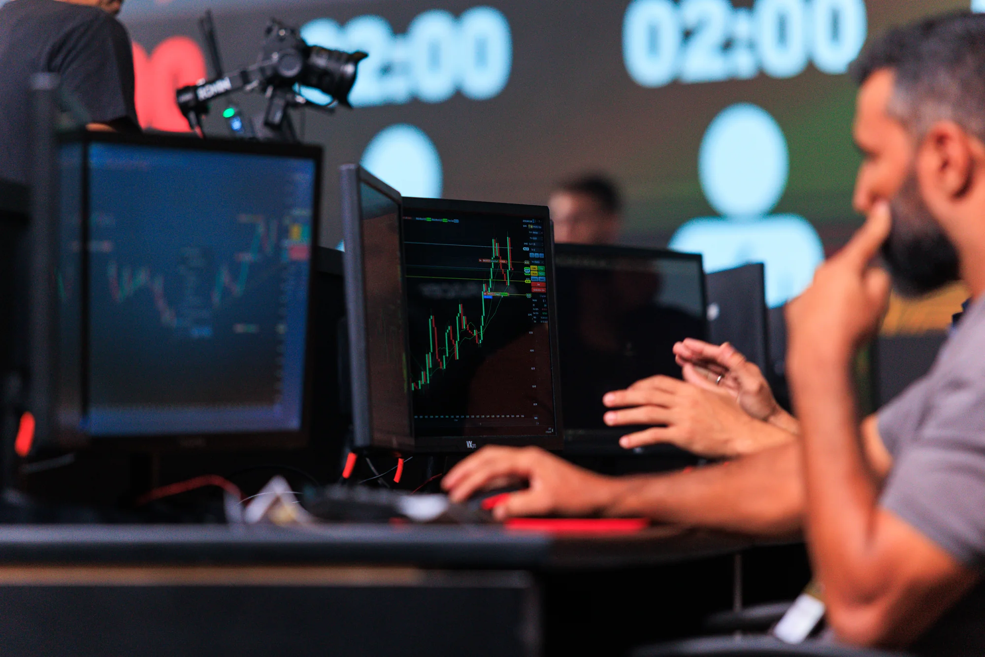 Traders analisando gráficos em uma mesa de operação