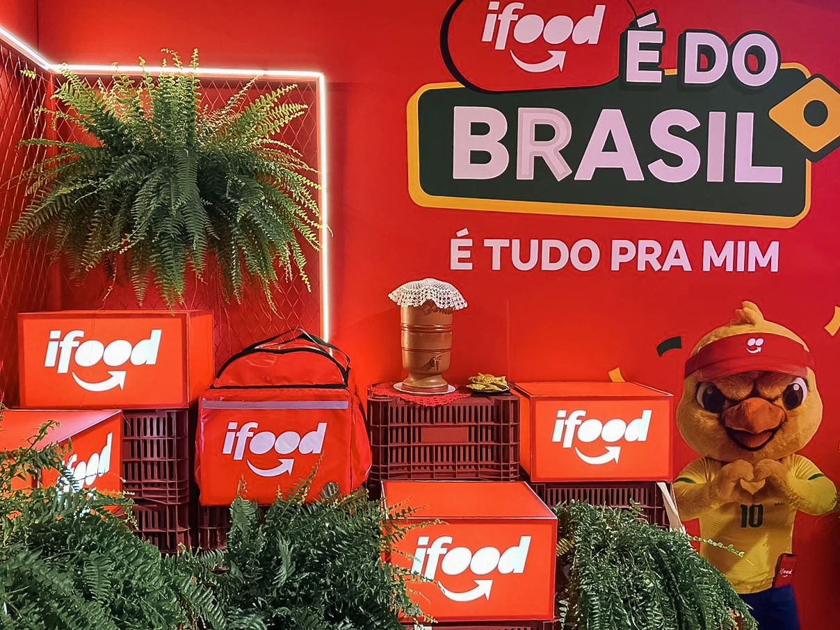 Ambientação do iFood com o mascote Canarinho e elementos da campanha