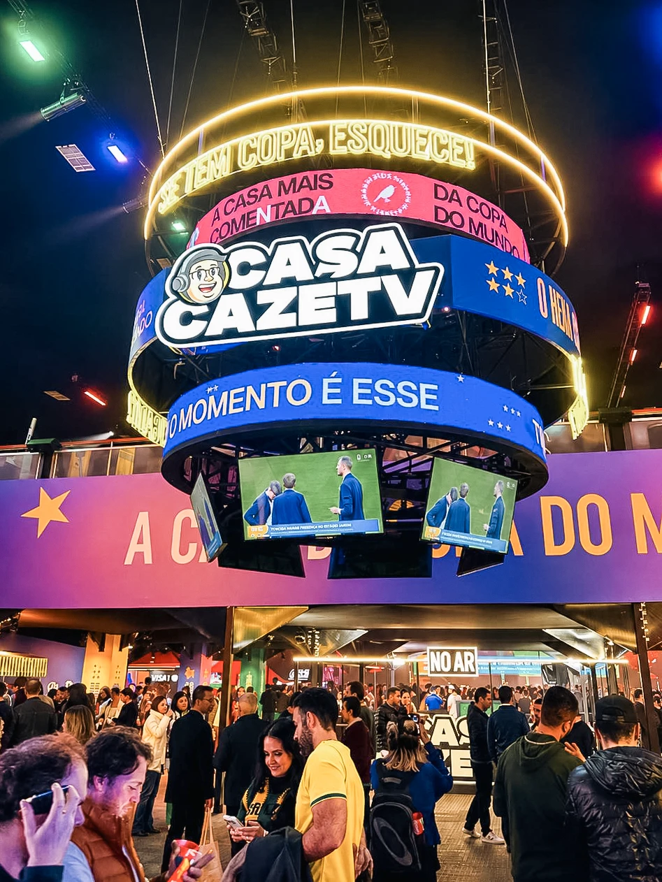 Estrutura central da Casa CazéTV com público durante o evento