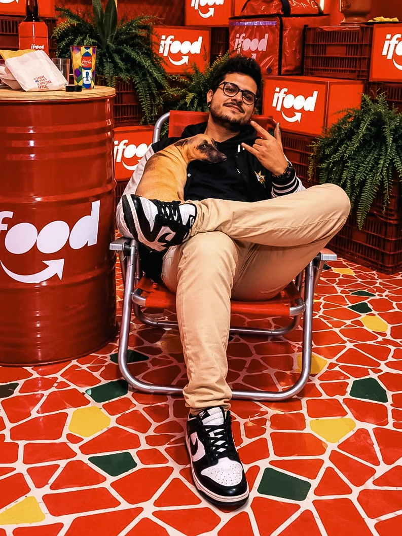 Marcelo Benucci sentado no espaço do iFood durante o evento