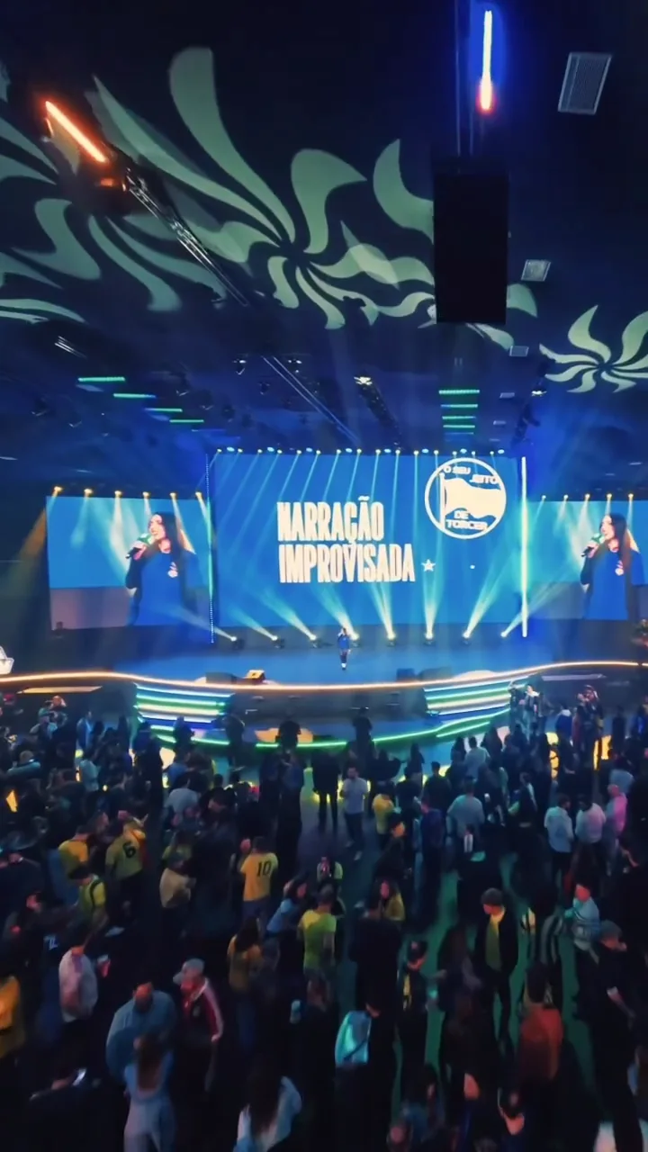 Palco e público reunido dentro da Casa CazéTV