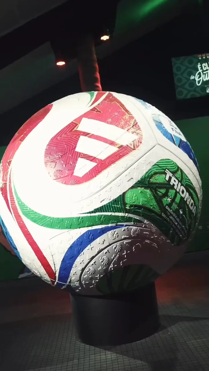 Bola de futebol com grafismos e cores ligados ao projeto