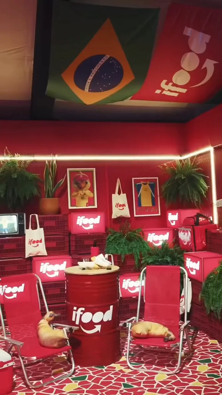 Lounge vermelho do iFood com referências brasileiras