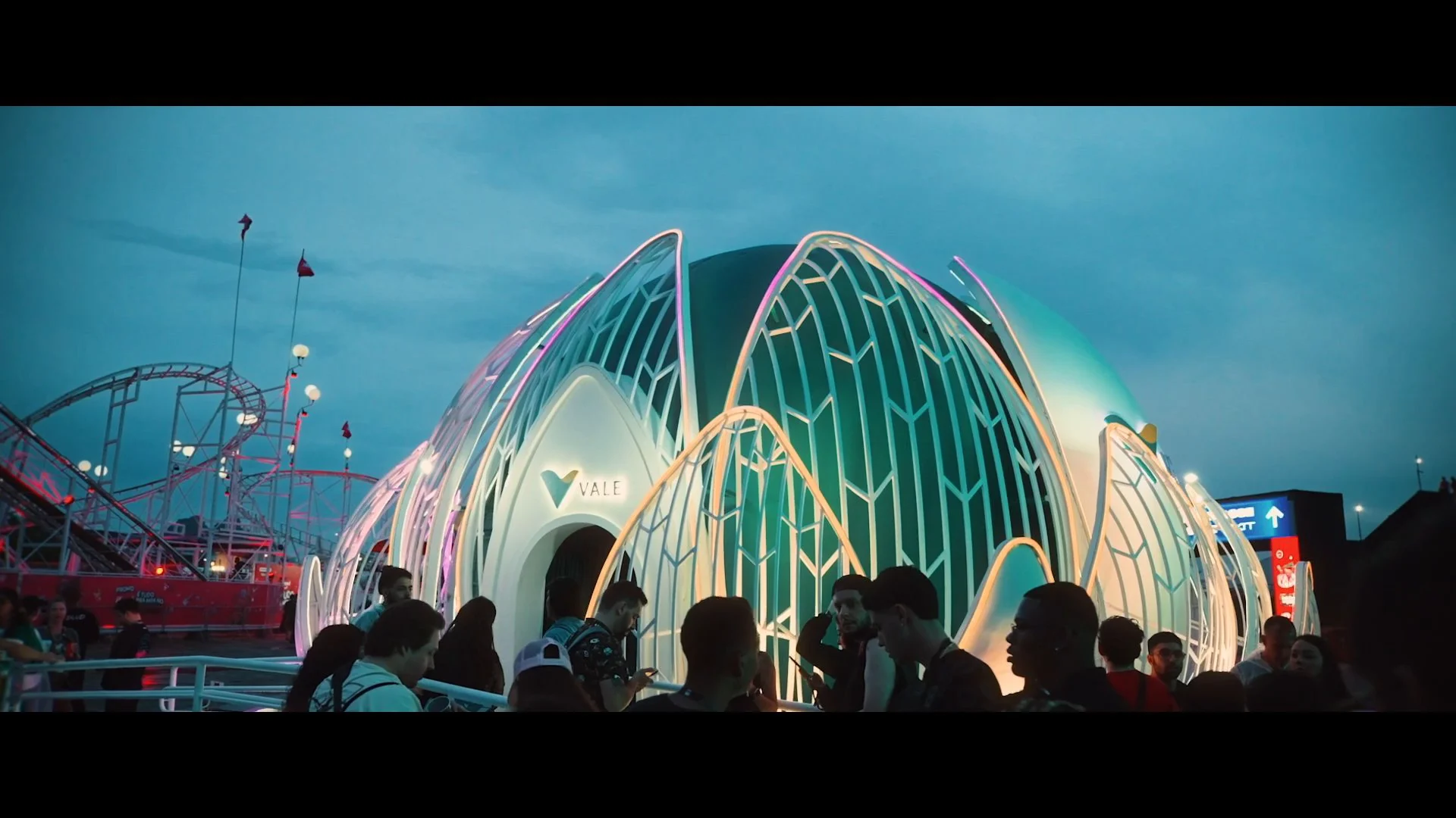 Arquitetura da Vitória-Régia da Vale, com fachada, marca e visitantes no Rock in Rio 2026