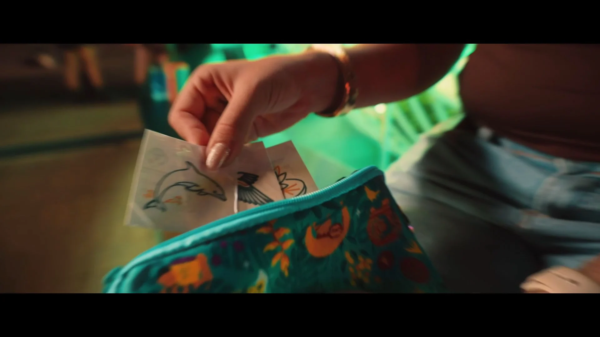 Interação com visitantes e detalhe da clutch ilustrada no estande da Vale