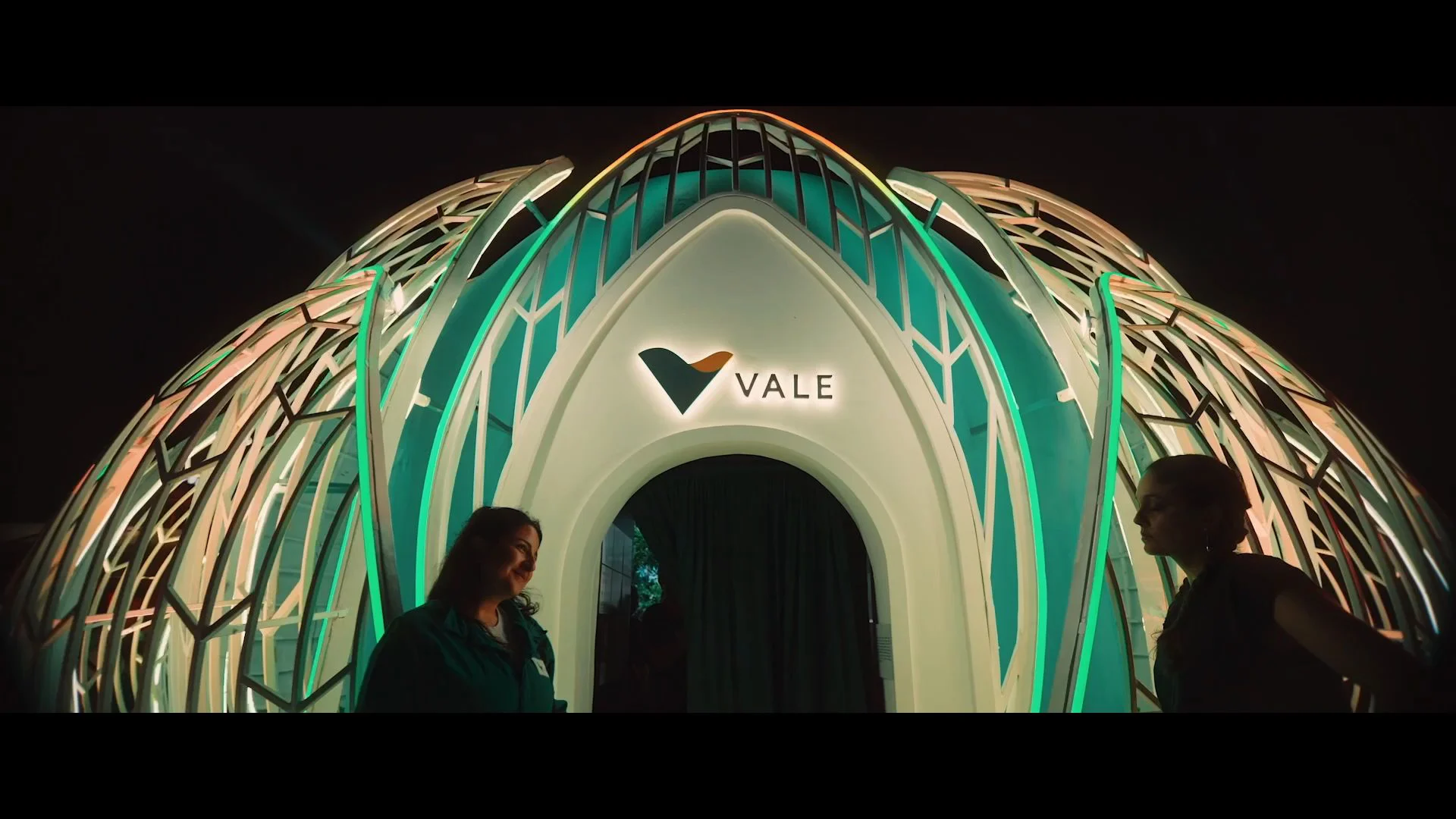 Fachada Vitória-Régia da Vale iluminada à noite e atmosfera imersiva do interior